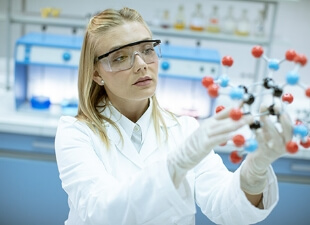 strahlenschutz360grad-small-female-chemist-hold-molecular-model-in-the-lab