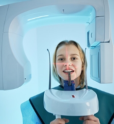 strahlenschutz360grad-small-girl-getting-x-ray-of-teeth