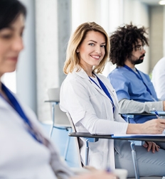 strahlenschutz360grad-small-group-of-doctors-listening-to-presentation