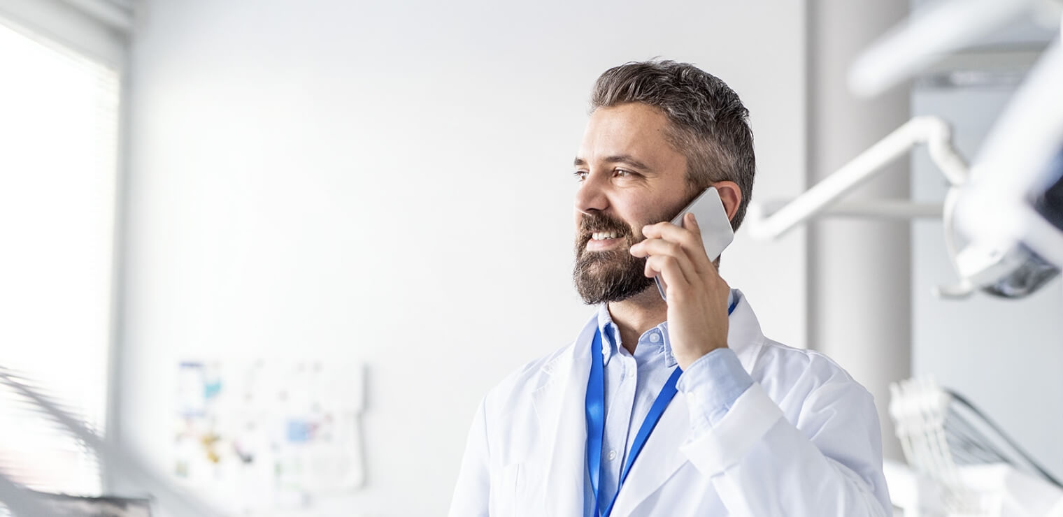 strahlenschutz360grad-small-mature-dentist-in-modern-dental-surgery