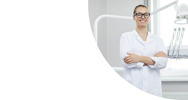 strahlenschutz360grad-small-professional-female-dentist-posing-in-office